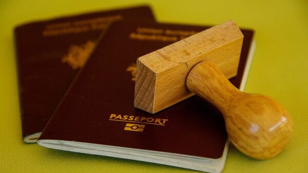 在留資格の申請にパスポートは必要なのか？　在留資格とビザのちがい